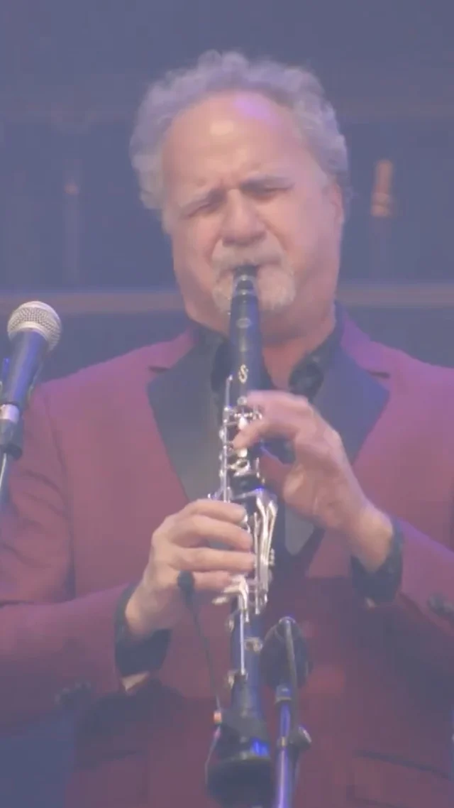 🎷 Aujourd’hui, c’est la 𝗝𝗼𝘂𝗿𝗻𝗲́𝗲 𝗶𝗻𝘁𝗲𝗿𝗻𝗮𝘁𝗶𝗼𝗻𝗮𝗹𝗲 𝗱𝘂 𝗷𝗮𝘇𝘇 ! 
Et pour fêter ça, qui de mieux que le clarinettiste américain 𝗗𝗮𝘃𝗶𝗱 𝗞𝗿𝗮𝗸𝗮𝘂𝗲𝗿 (@davidkrakman) et le groupe multiculturel et festif 𝗞𝗮𝘁𝗵𝗹𝗲𝗲𝗻 𝗧𝗮𝗴𝗴’𝘀 𝗚𝗼𝗼𝗱 𝗩𝗶𝗯𝗲𝘀 𝗘𝘅𝗽𝗹𝗼𝘀𝗶𝗼𝗻 ? 
Un cocktail survitaminé, à consommer sans modération ! 🍹

Retrouvez-les au festival :
📅 𝗷𝗲𝘂. 𝟭𝟬 𝗷𝘂𝗶𝗹𝗹𝗲𝘁 𝟮𝟬𝟮𝟱 
📍𝗧𝗵𝗲́𝗮̂𝘁𝗿𝗲 𝗱𝗲 𝗹’𝗔𝗴𝗼𝗿𝗮 (𝗠𝗼𝗻𝘁𝗽𝗲𝗹𝗹𝗶𝗲𝗿)
🎟️ 𝗜𝗻𝗳𝗼𝘀 𝗲𝘁 𝗿𝗲́𝘀𝗲𝗿𝘃𝗮𝘁𝗶𝗼𝗻𝘀 → lien en bio.

🎥 Extrait de leur passage au festival Jazz à Vienne l’an dernier.